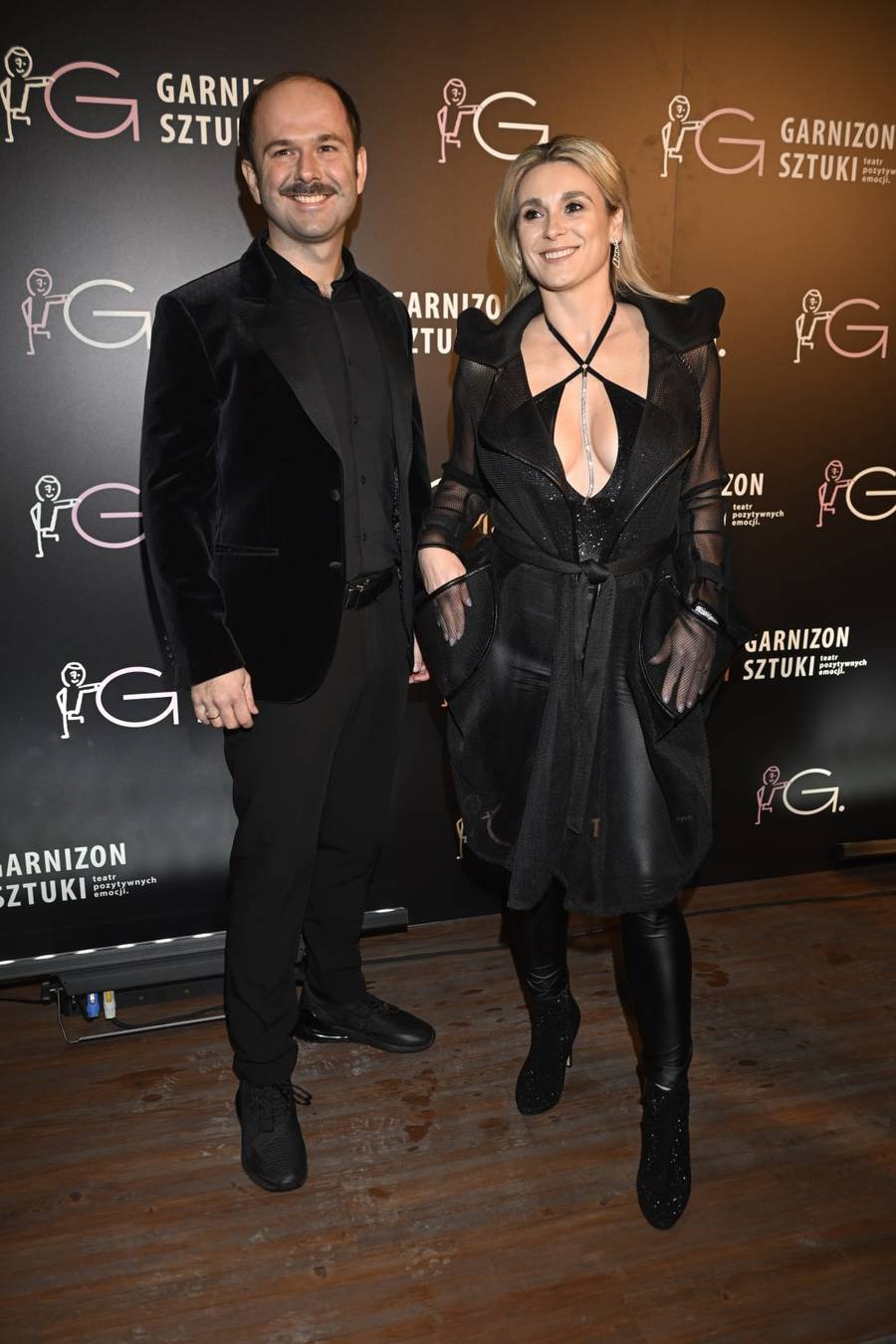 Premiera sztuki “Klub Niepokornych”. Sylwia Bomba i Collins błyszczą na ściance, Beata Tadla z mężem….