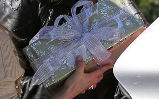 Jessica Alba kupuje niedrogie prezenty w supermarkecie FOTO