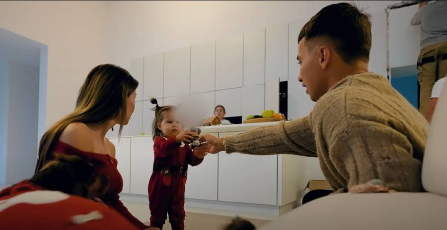 Dom rodziców Wersow. Beton, biel i ogromna przestrzeń (ZDJĘCIA)