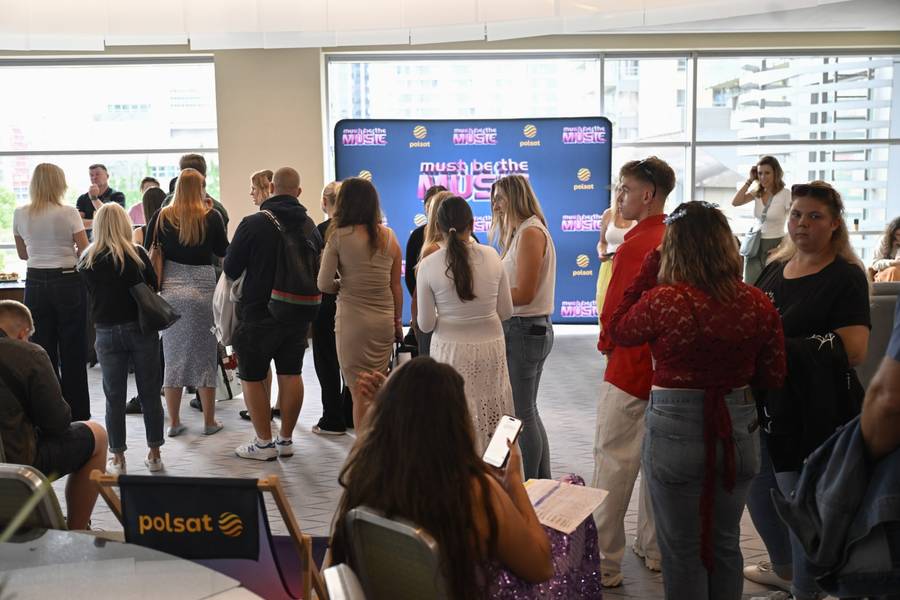 Kulisy wielkiego castingu do “Must Be The Music”! Maciej Rock przywitał TŁUMY nowych artystów