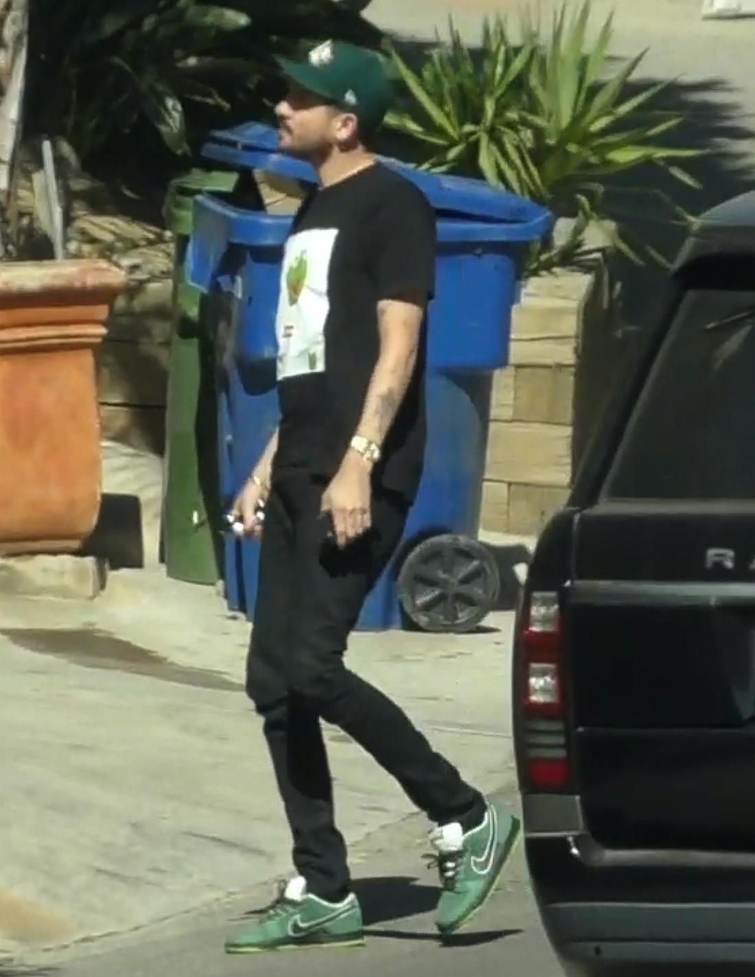 G-Eazy wysiada z samochodu