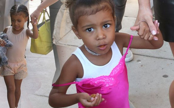 North West ubrana jak normalne dziecko? Zapomnij