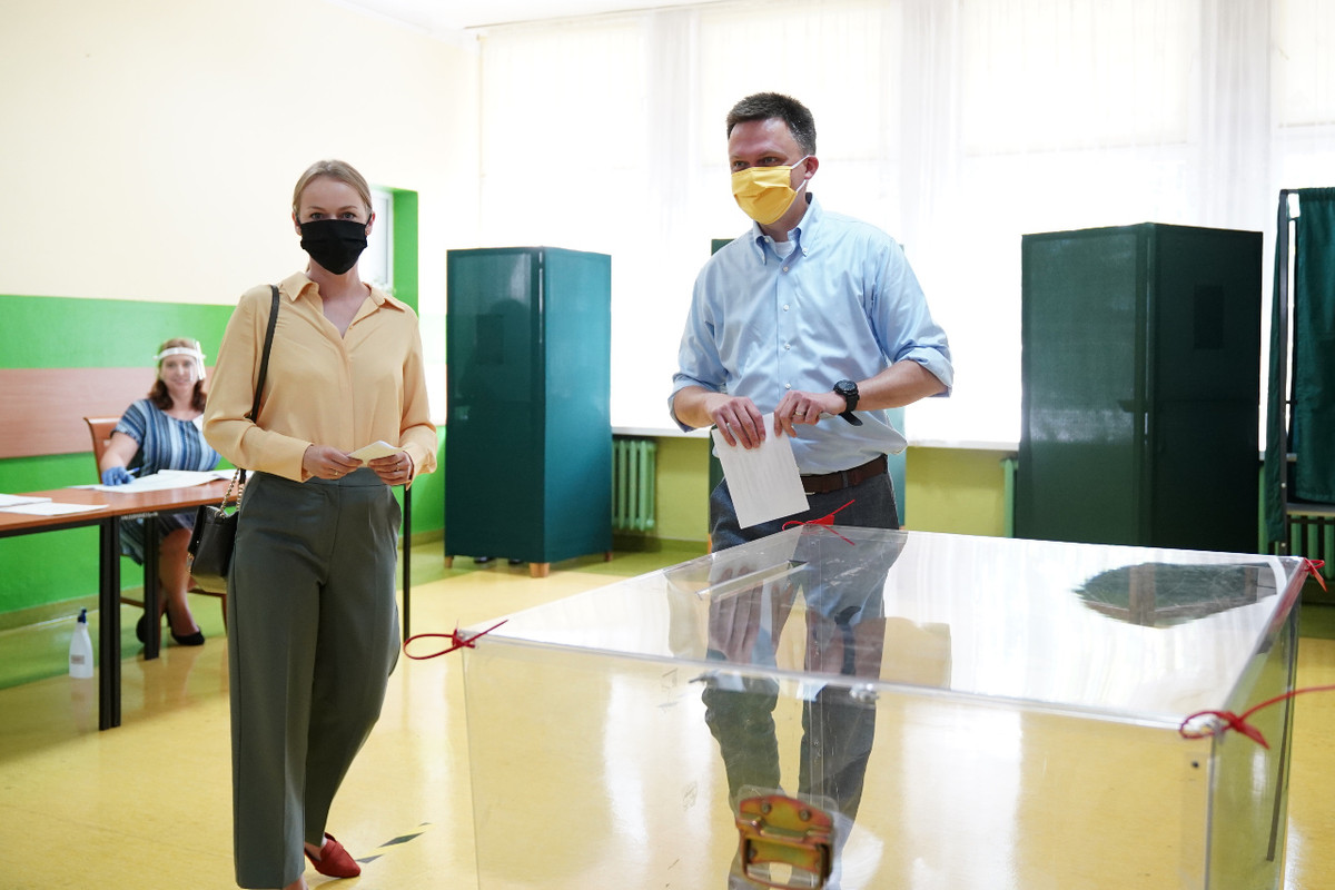  Urszula Brzezińska-Hołownia postawiła na elegancki zestaw: beżową koszulę, ciemno zielone spodnie i bordowe espadryle. 