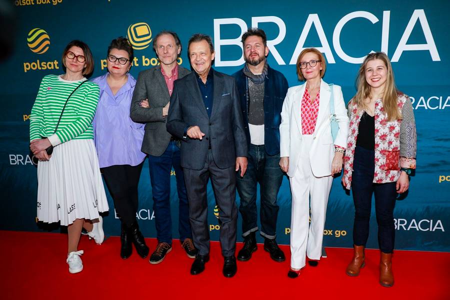 Spotkanie z aktorami serialu “Bracia”. Nikodem Rozbicki z piękną aktorką na ściance – nie jest to Julia Wieniawa