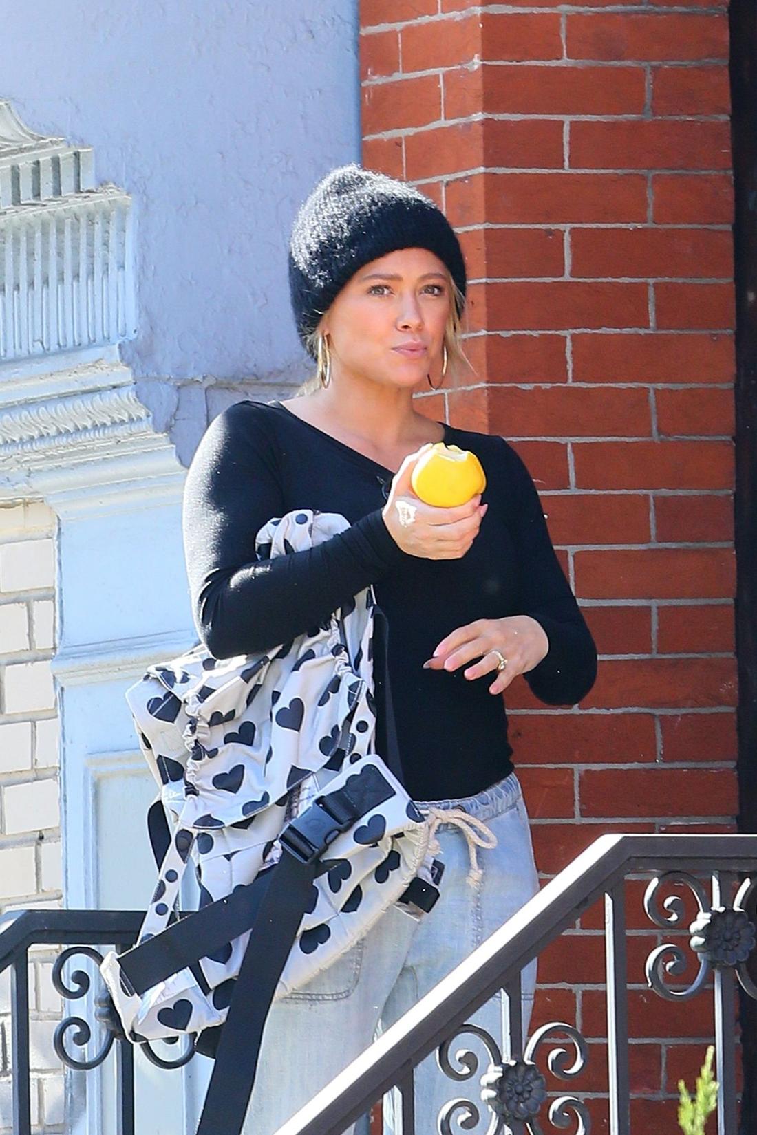 Hilary Duff z jabłkiem w ręku