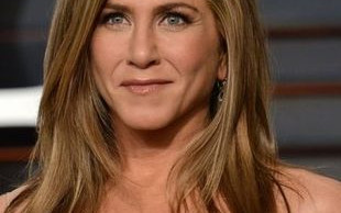 Nie zgadniesz, czym Jennifer Aniston stylizuje włosy