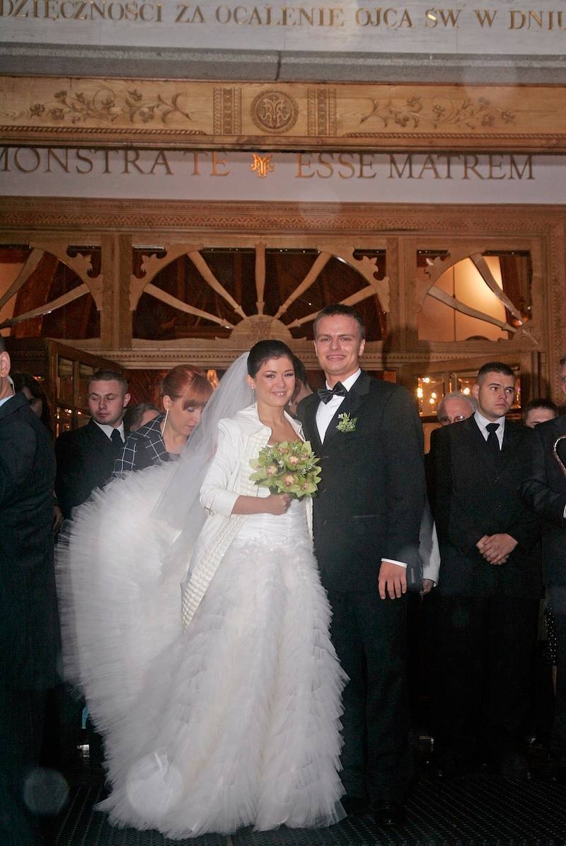 Tak wyglądała pierwsza suknia ślubna Cichopek! Jaka będzie tym razem? Ta projektantka wie, co robi!