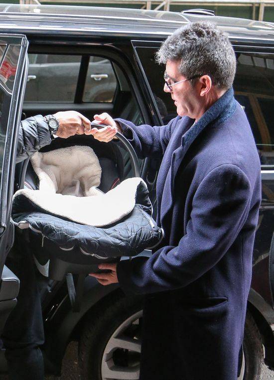 Simon Cowell odbiera ze szpitala Lauren Silverman i synka Erica