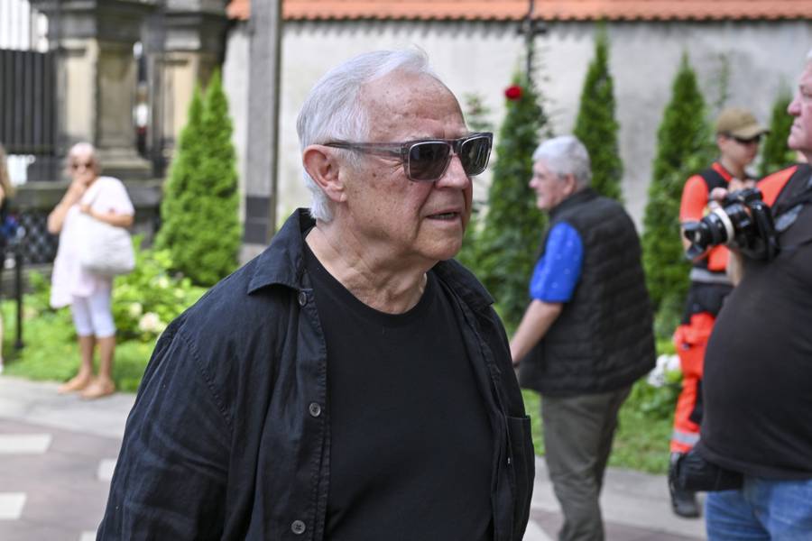 Tłum na pogrzebie Jerzego Stuhra: Maciej Stuhr z rodziną, Zamachowski, Kondrat, Olejnik, Holland, Kidawa-Błońska, Opania…