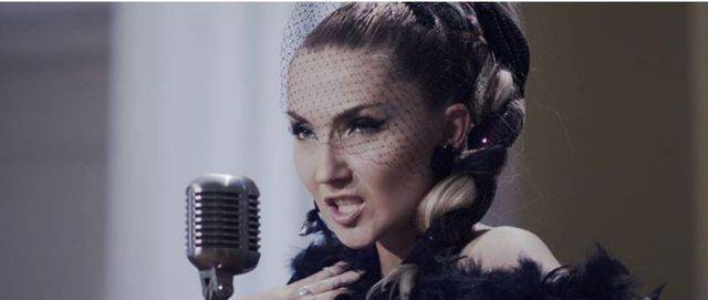 Cleo –  jedna z muz Donatana