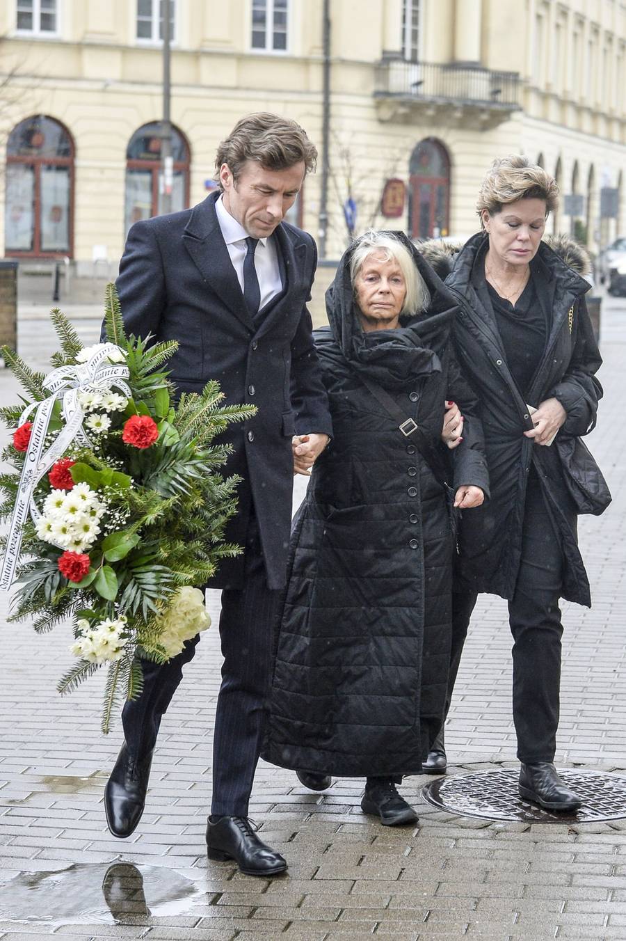 Pogrzeb Jerzego Gruzy – reżysera “Czterdziestolatka”. Banasiuk z ojcem, Olejnik z partnerem, Olbrychski z żoną