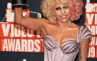 Lady Gaga, jej kostiumy i szokujące show (FOTO)