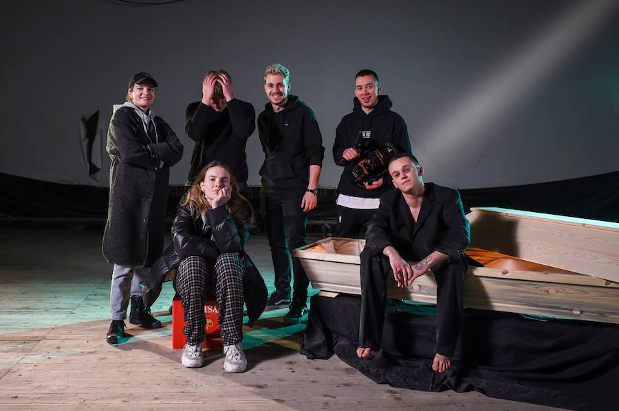 Sebastian Fabijański został reżyserem teledysku Xaviera! Młody Wiśniewski leży w trumnie…