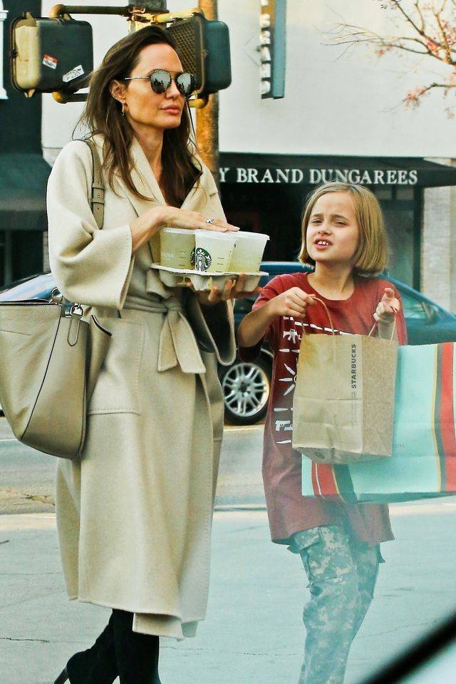 Angelina Jolie kryje szczupłą sylwetkę pod płaszczem