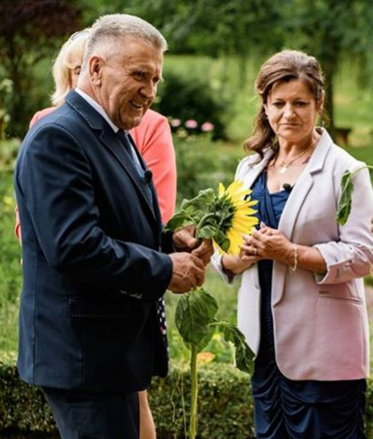 Rolnik ewidentnie chce uchodzić za śmiesznego i fajnego, jednak to co robi jest żenujące. 