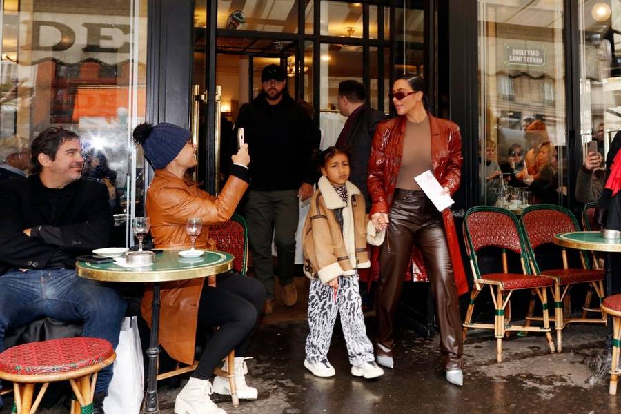 Kim i Kourtney z córkami w Paryżu: North i Penelope to małe influencerki (ZDJĘCIA)