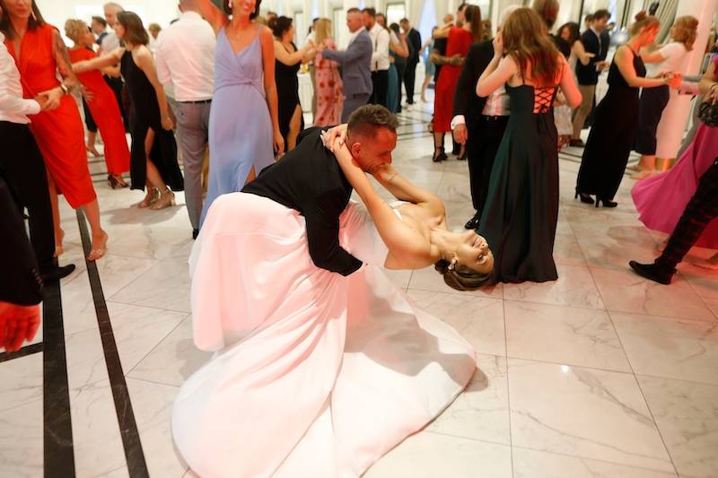 Aleks Mackiewicz z “Gliniarzy” zaprosił media na swój ślub (ZDJĘCIA)