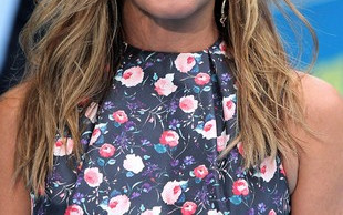 Jennifer Aniston założyła TAPETĘ w kwiatki (FOTO)