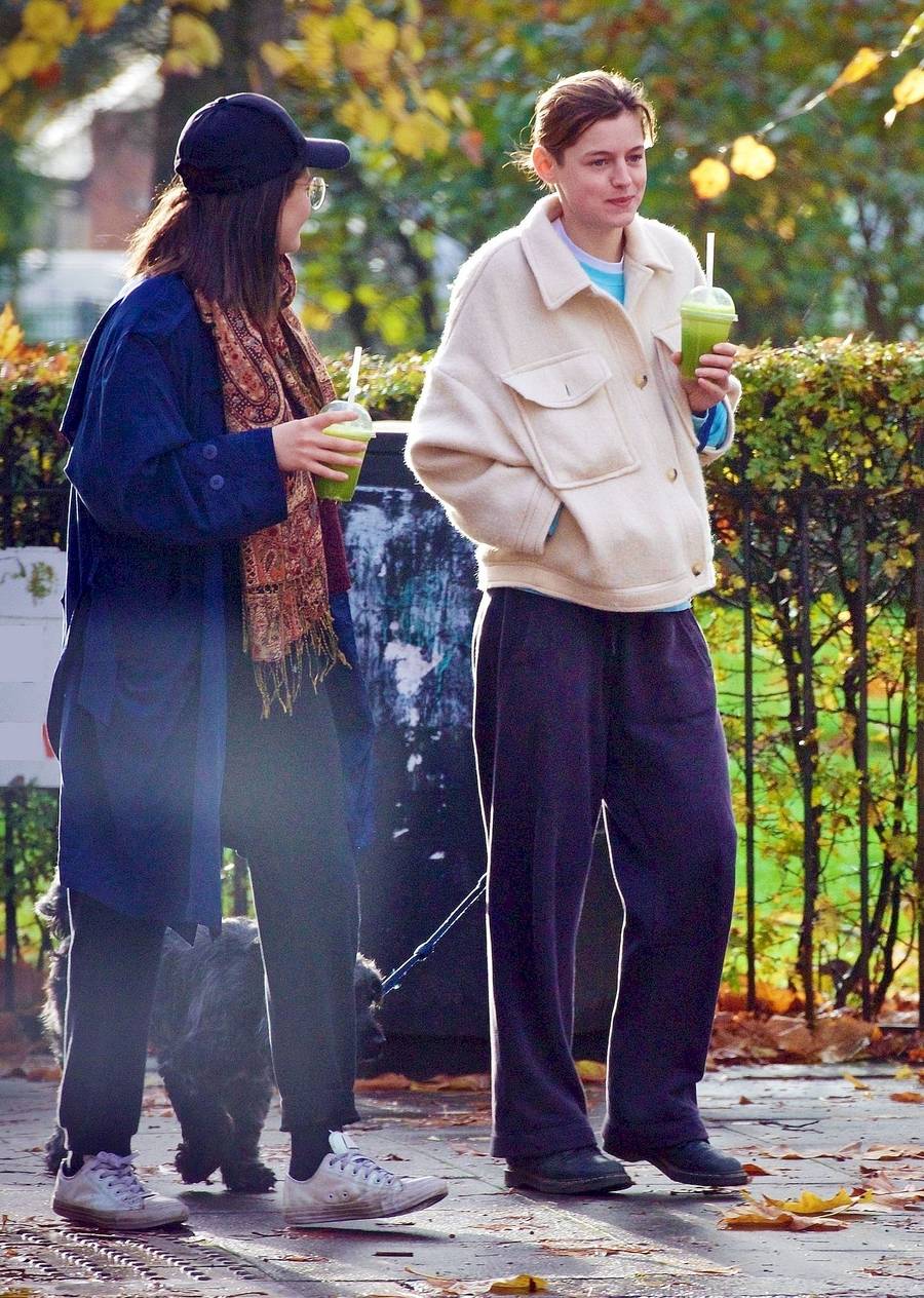 Emma Corrin na spacerze