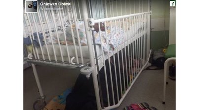 Polskie mamy małych dzieci śpią w szpitalach na podłodze. Pod łóżkami (Facebook)