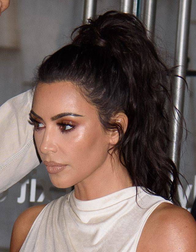 Kim Kardashian w białym komplecie jak egipska księżniczka