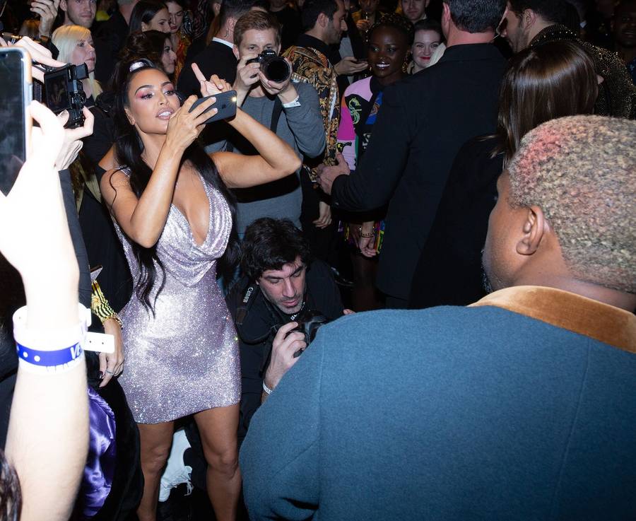Kim Kardashian na pokazie VERSACE w liliowej SEXY mini