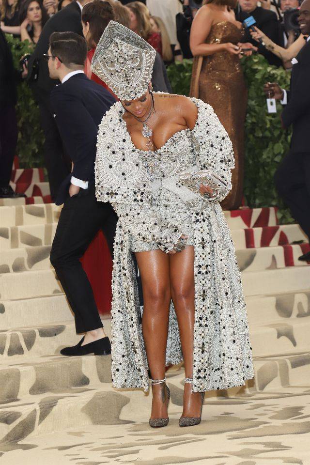 Biuściasta “papieżyca” – Rihanna ZGASIŁA wszystkie inne gwiazdy na Met Gali