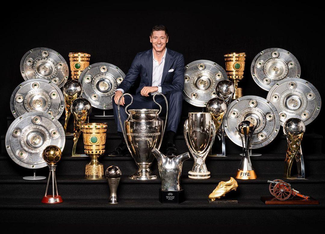 Robert Lewandowski żegna się z Bayernem Monachium. Zapozował ze wszystkimi pucharami zdobytymi w ciągu 8 wspólnych lat