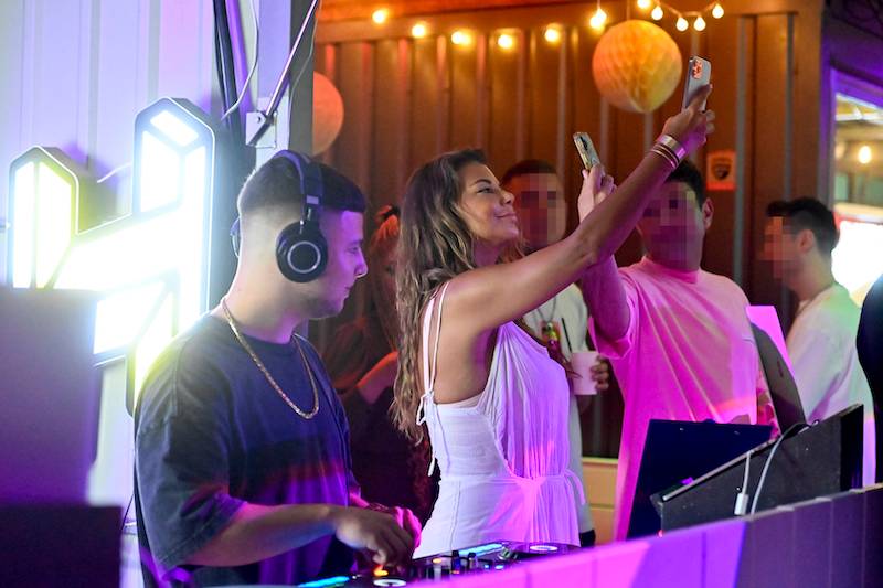 Edyta Górniak na imprezie syna. Allan stanął za DJ i porwał wszystkich do tańca, nawet swoją mamę