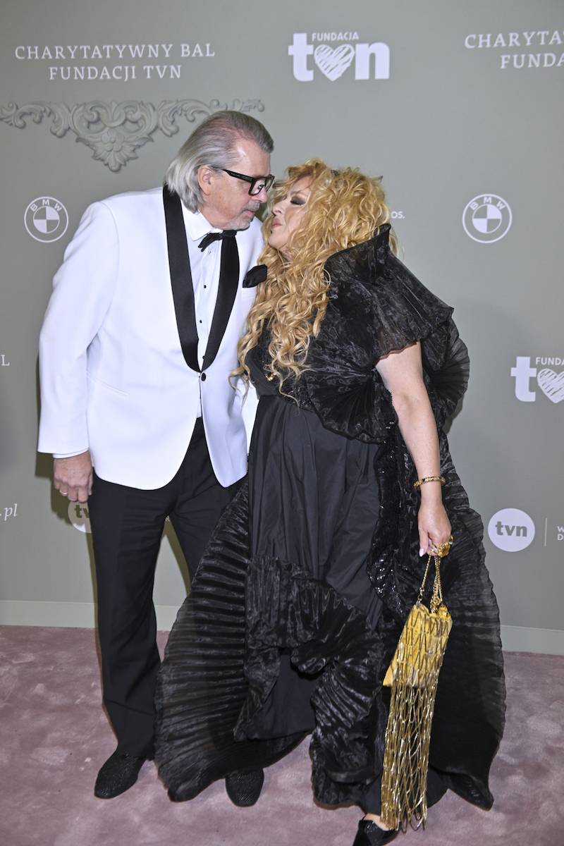 Charytatywny Bal Fundacji TVN. Justyna Gradek z nowym partnerem, Joanna Krupa, Żebrowscy…