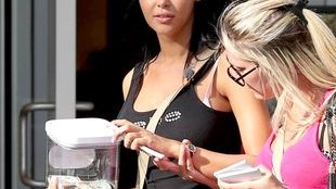 Nabilla Benattia w wersji na intelektualistkę (FOTO)