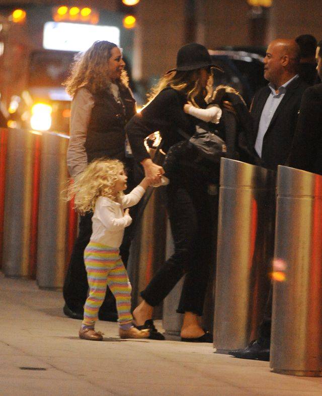 Blake Lively z córeczkami Jamese i Ines lotnisku (ZDJĘCIA)