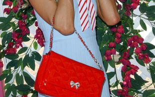 Paris Hilton trzyma ubrania dla córeczki