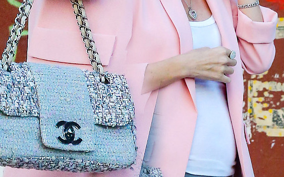 Chanelka za 5 tysięcy dolarów i brylantowa biżuteria przyszłej mamy (ZDJĘCIA)