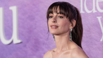 Chcecie mieć pełne usta? Anne Hathaway sprzedaje swój trik