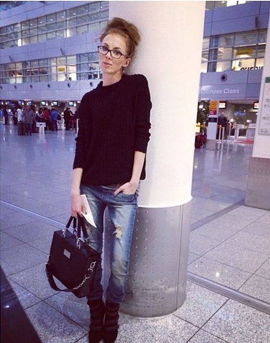 W co ubiera się Charlize Mystery