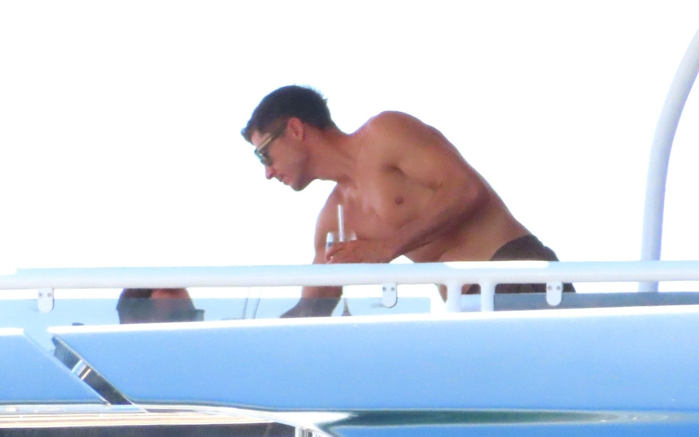 Umięśniony Robert Lewandowski popija drinki na luksusowym jachcie (ZDJĘCIA)