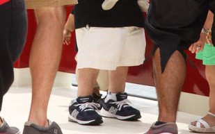 Mała para z dziećmi na statku pirackim (FOTO)