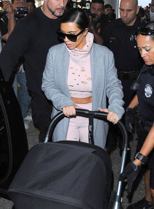 Kim Kardashian w Paryżu pokazuje (nie taki idealny) brzuch