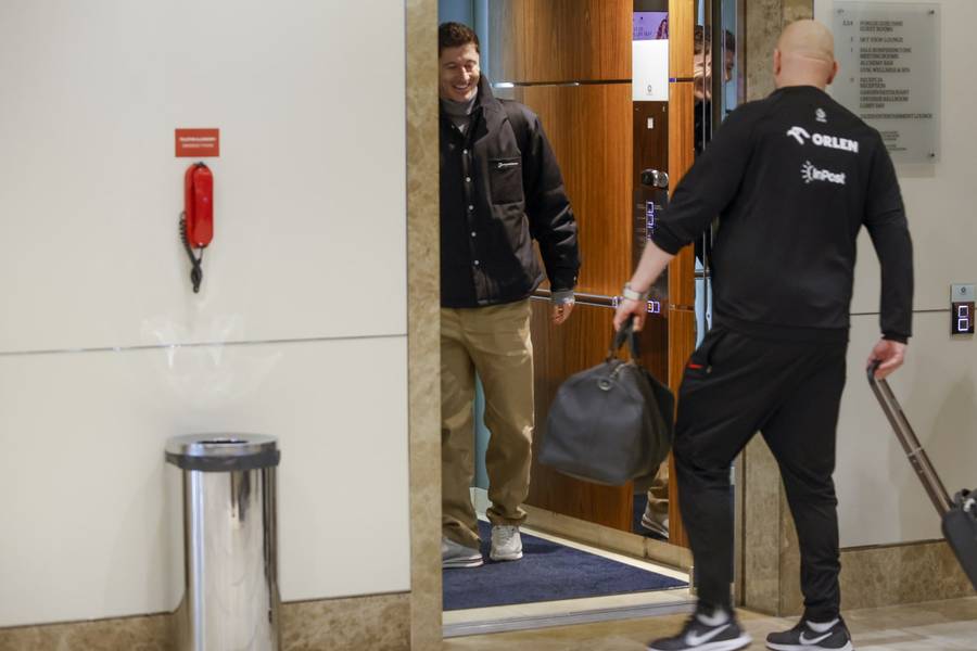 Reprezentacja Polski melduje się na zgrupowaniu kadry. Piłkarze rozdają młodym fanom autografy (FOTO)