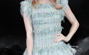 Śliczna Emma Roberts lansuje się na pokazie Chanel (FOTO)