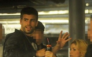 Shakira i Gerard Pique – czułości przed hotelem (FOTO)