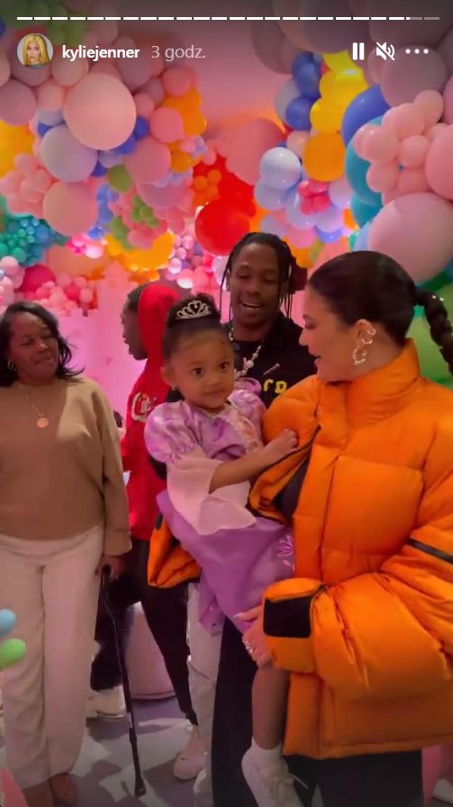Kylie Jenner i Travis Scott na urodzinach córki.