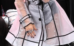 Biały ortalionik i seksowne Louboutiny (FOTO)