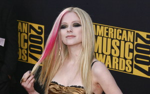 Avril Lavigne wygląda jak lalka i podpala lalki (FOTO)