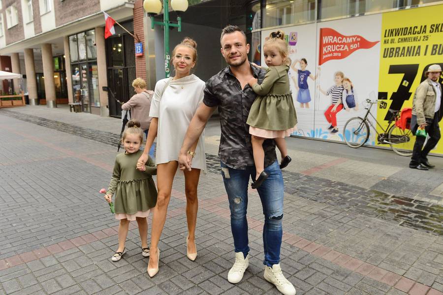 Odmieniona Eliza Trybała z Trybsonem i dziećmi na premierze (ZDJĘCIA)