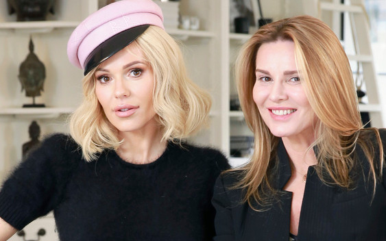 Hanna Lis i jej psiapsiółka Doda plotkują na kanapie