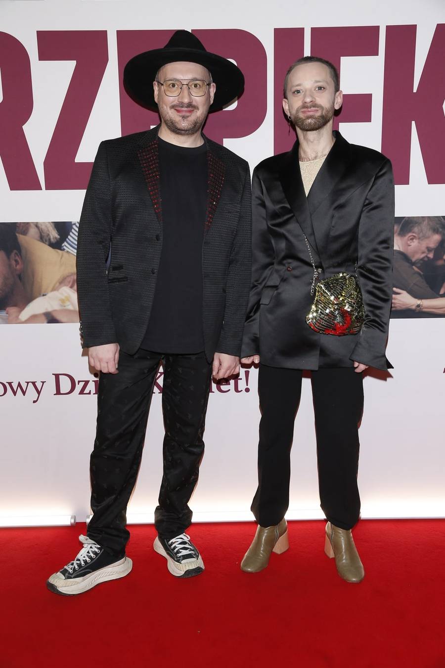 OBŁĘDNE stylizacje gwiazd na premierze filmu “Przepiękne!”. W blasku fleszy Joanna Opozda, Sandra Kubicka (FOTO)