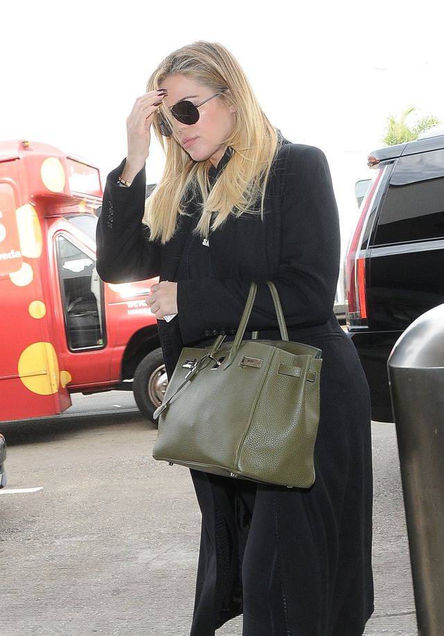 Khloe Kardashian ukrywa ciążowy brzuszek pod płaszczem. Kwitnie?