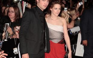 Robert Pattinson bez koszuli